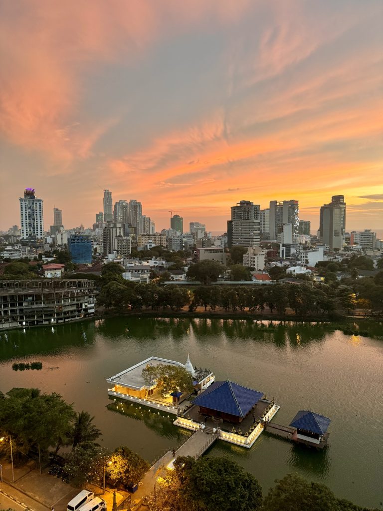 Skyline con tramonto a Colombo